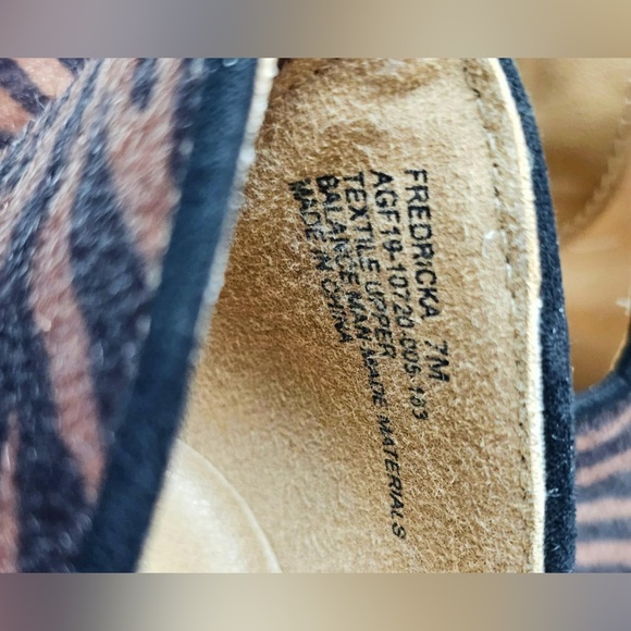 New Directions Faux Leather Calf Hair Brown & Black Tiger Stripe Zip Ankle Boots - Picture 8 of 8